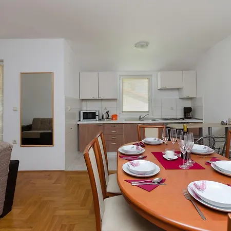 Dunja アパート マリンスカ